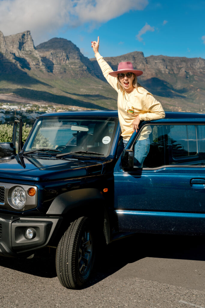 Roxanne hangt uit een auto met uitzicht op Lion's Head in Kaapstad, Zuid-Afrika