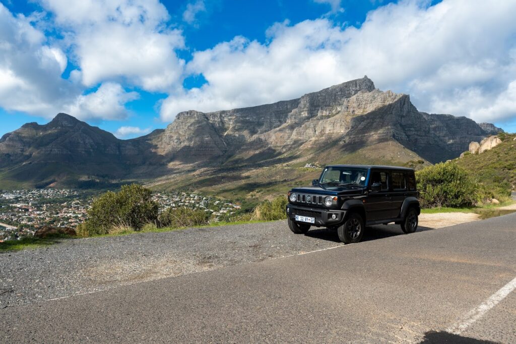 Huurauto in Kaapstad met de Tafelberg op de achtergrond tijdens een self drive door Zuid-Afrika