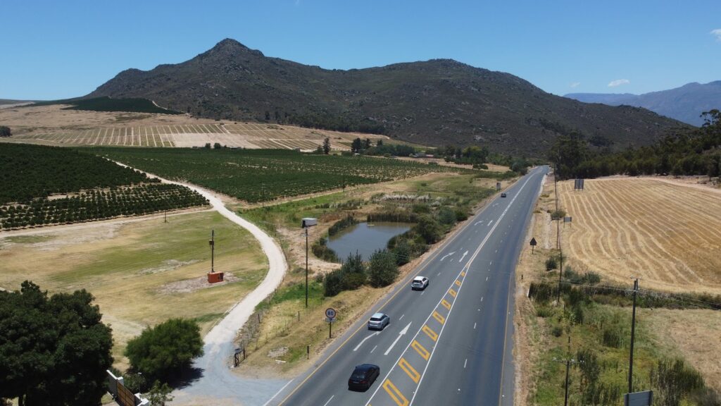 Dronefoto van een auto die navigeert tijdens een self drive door Zuid-Afrika