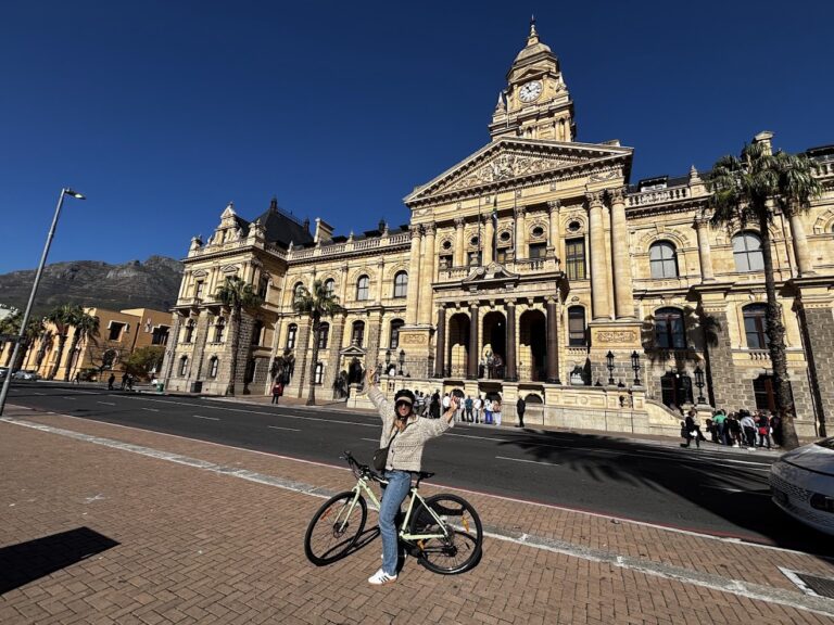Roxanne fietst door het centrum van Kaapstad langs het historische stadhuis
