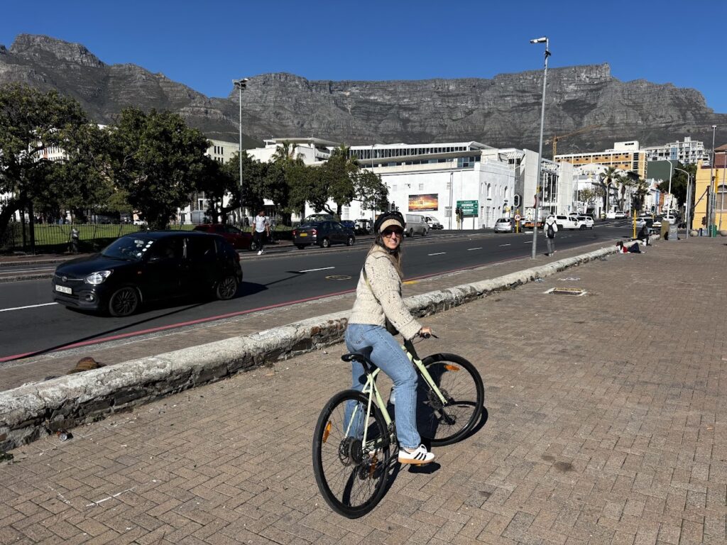 Roxanne fietst door het centrum van Kaapstad langs historische gebouwen en gezellige straten