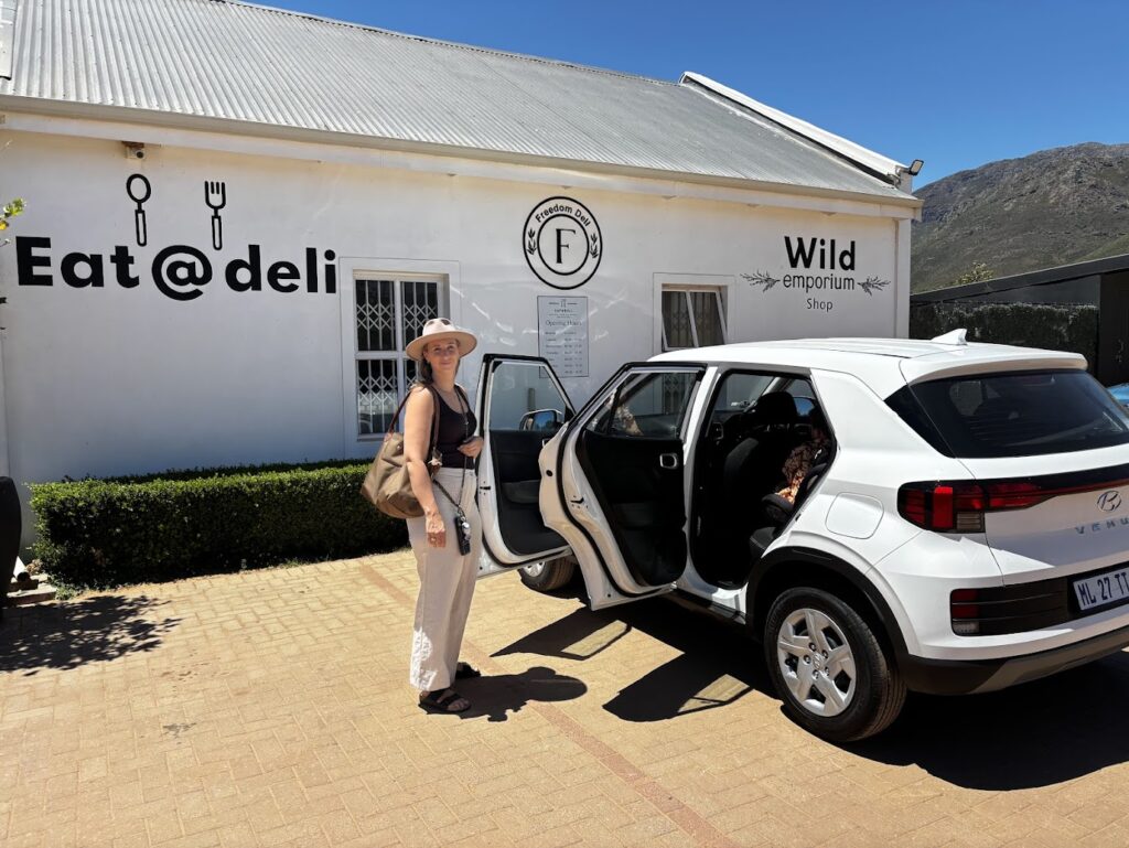 Is Zuid-Afrika gevaarlijk? Roxanne staat bij de huurauto tijdens een roadtrip.