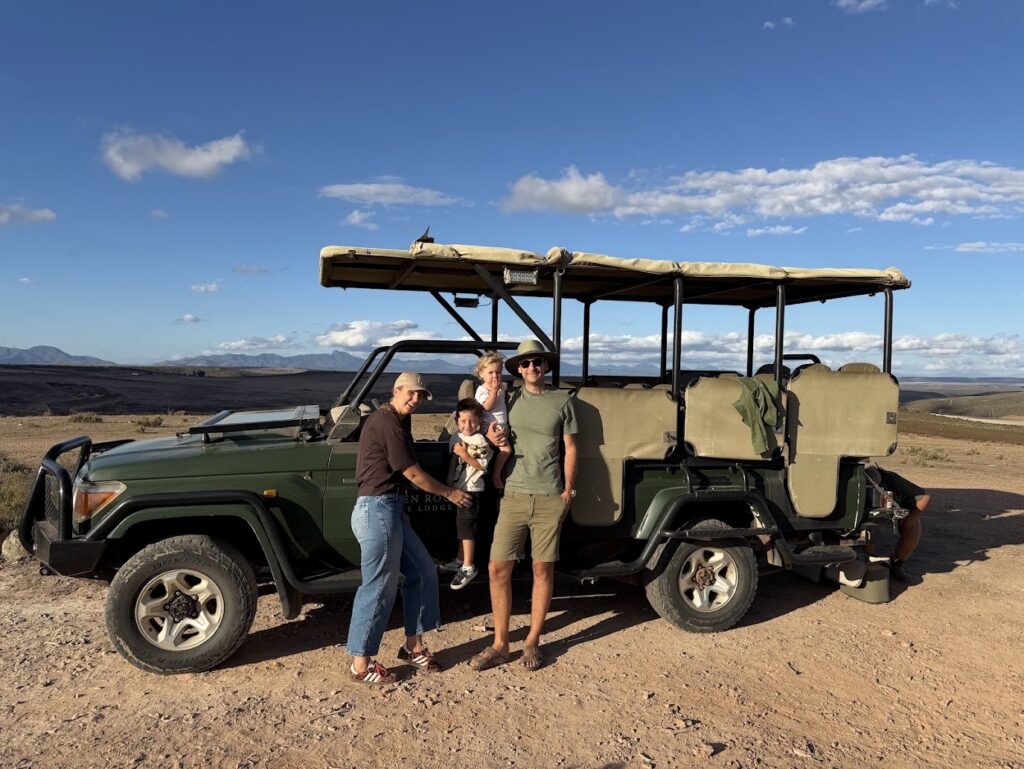 Open safari jeep tijdens een game drive in Garden Route Game Lodge aan de Tuinroute van Zuid-Afrika.