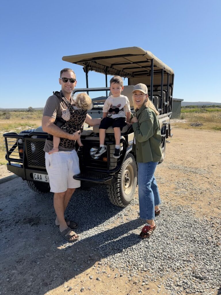 Gezin bij een luxe lodge tijdens een malariavrije safari nabij Kaapstad