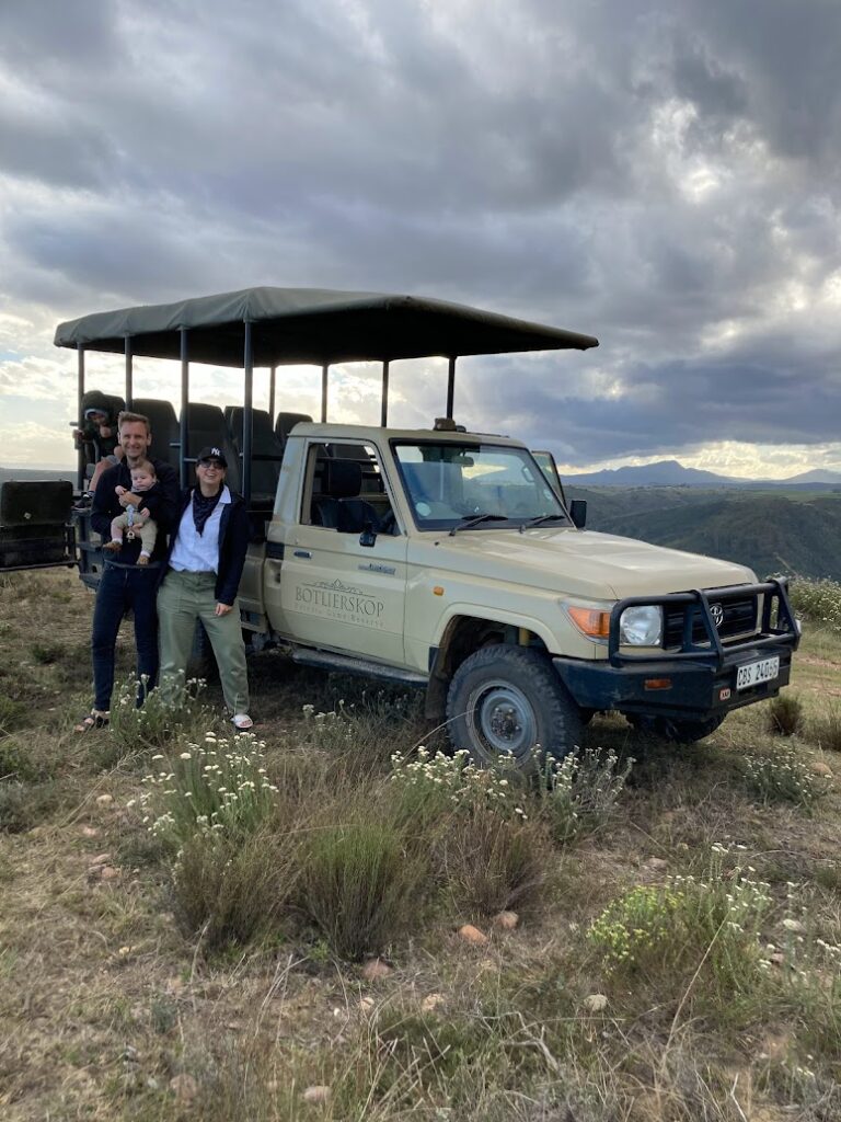 Een open safari-jeep rijdt door Botlierskop Game Reserve tijdens een Big Five-safari aan de Garden Route in Zuid-Afrika.
