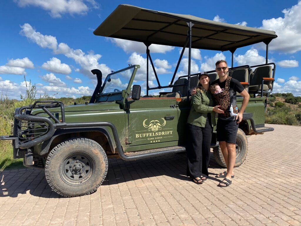 Een open safari-jeep in Buffelsdrift Game Reserve tijdens een safari nabij Oudtshoorn in Zuid-Afrika.