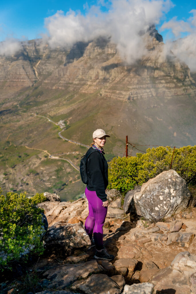 Roxanne op Lion's Head in Kaapstad tijdens een zonnige dag in Zuid-Afrika.