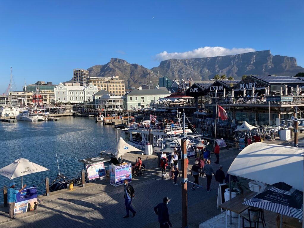 V&A Waterfront in Kaapstad met de Tafelberg op de achtergrond, een van de leukste en veiligste wijken om te overnachten.
