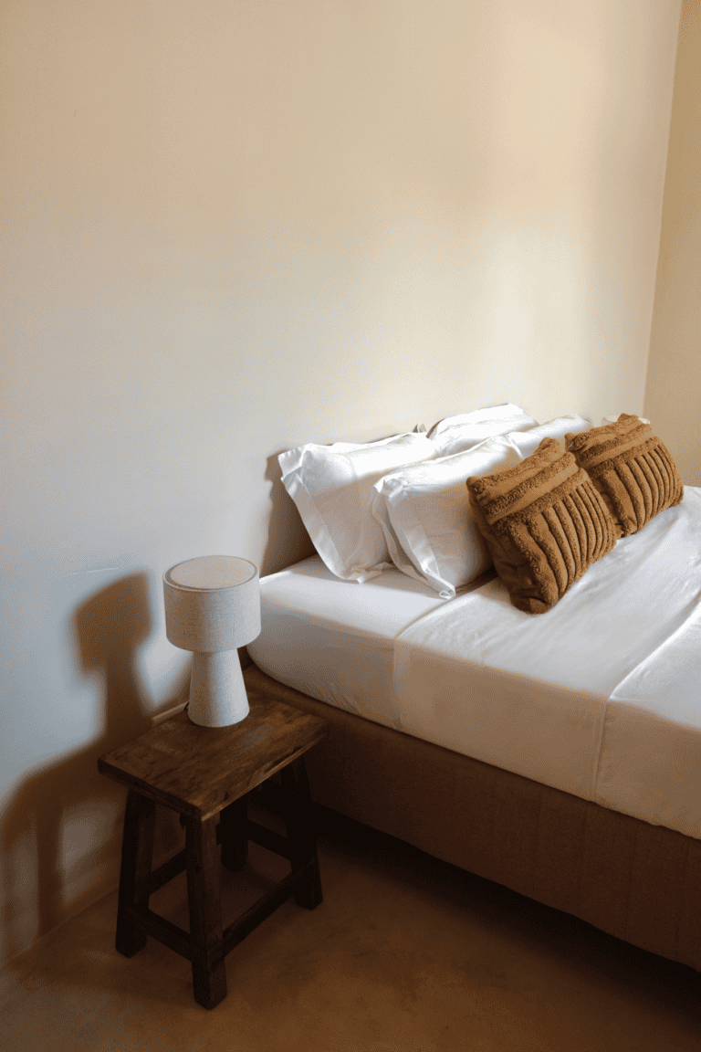 Sfeervol opgemaakt bed in de luxe slaapkamer van Kokon Guesthouse in Somerset West, Zuid-Afrika
