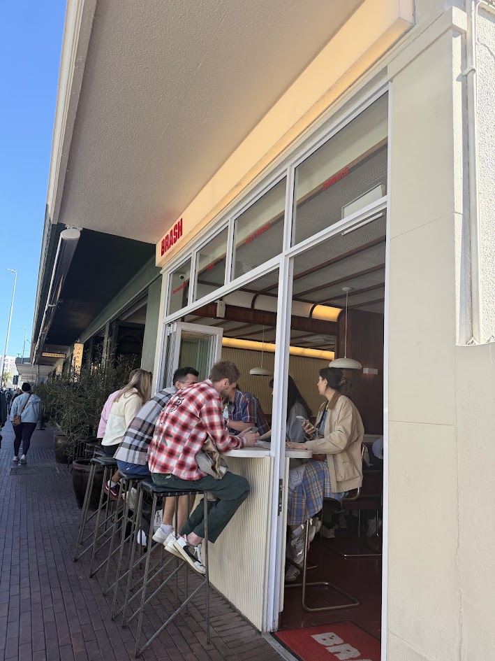 Gezellige horeca en lokale sfeer in Sea Point, een populaire wijk in Kaapstad.