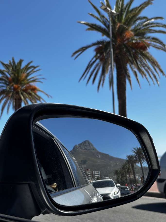 Buitenspiegel met Lion's Head en Camps Bay in Kaapstad, Zuid-Afrika