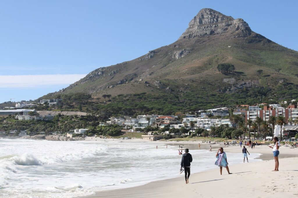 Camps Bay Beach met Lion's Head op de achtergrond in Kaapstad, een van de mooiste wijken om te overnachten.