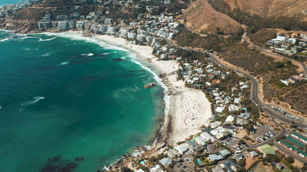 Dronefoto van Camps Bay met strand en boulevard in Kaapstad