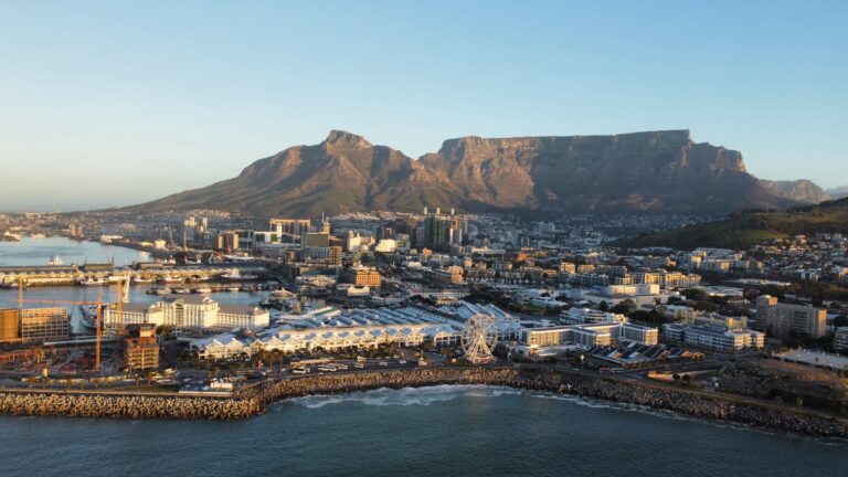 Uitzicht over Kaapstad met de Tafelberg en het V&A Waterfront, een van de leukste en veiligste wijken om te overnachten.
