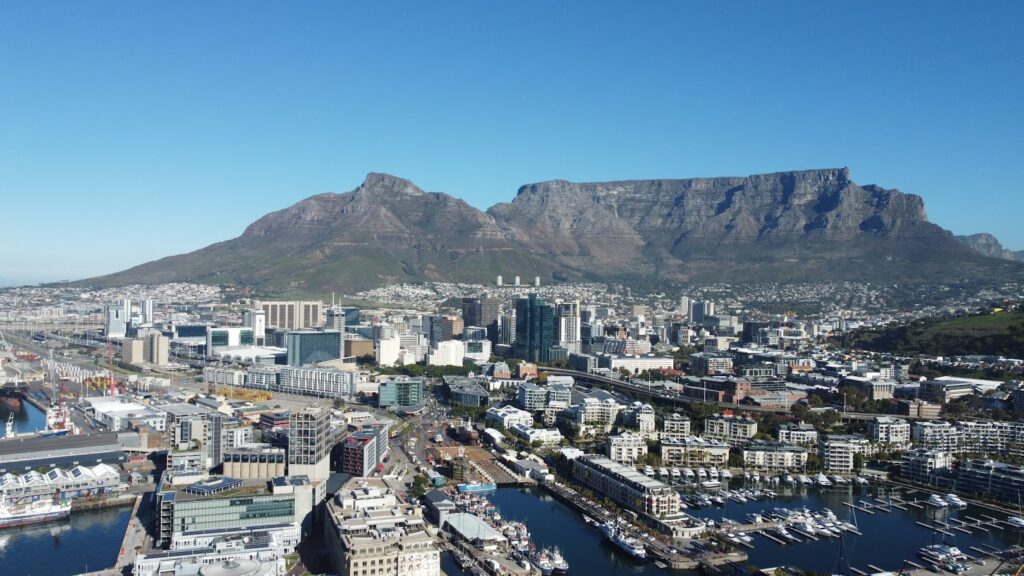 Luchtfoto van Kaapstad met de Tafelberg, de V&A Waterfront en de omliggende wijken.