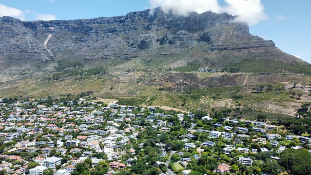 Luchtfoto van Oranjezicht en Gardens aan de voet van de Tafelberg in Kaapstad.