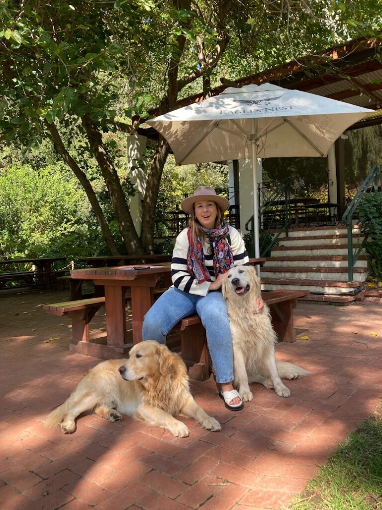 Roxanne met twee honden bij een historisch wijnhuis in Constantia, een van de mooiste wijken van Kaapstad.