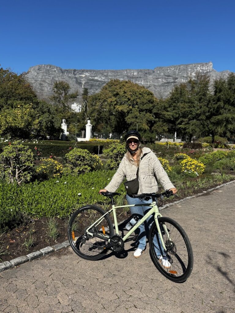 Roxanne fietst door de wijk Gardens in Kaapstad, een van de leukste en veiligste wijken om te overnachten.