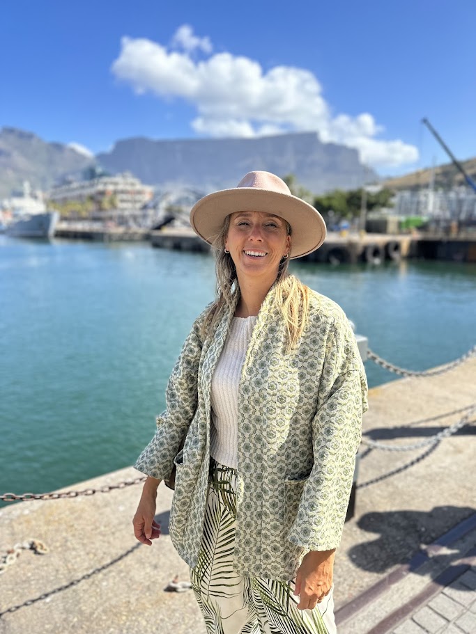 Roxanne bij de V&A Waterfront met de Tafelberg op de achtergrond in Kaapstad.