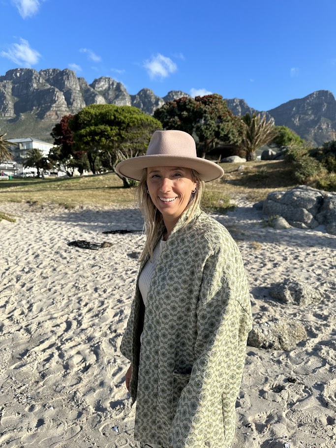 Roxanne van der Ven-Overdijk op het strand van Camps Bay in Kaapstad, Zuid-Afrika