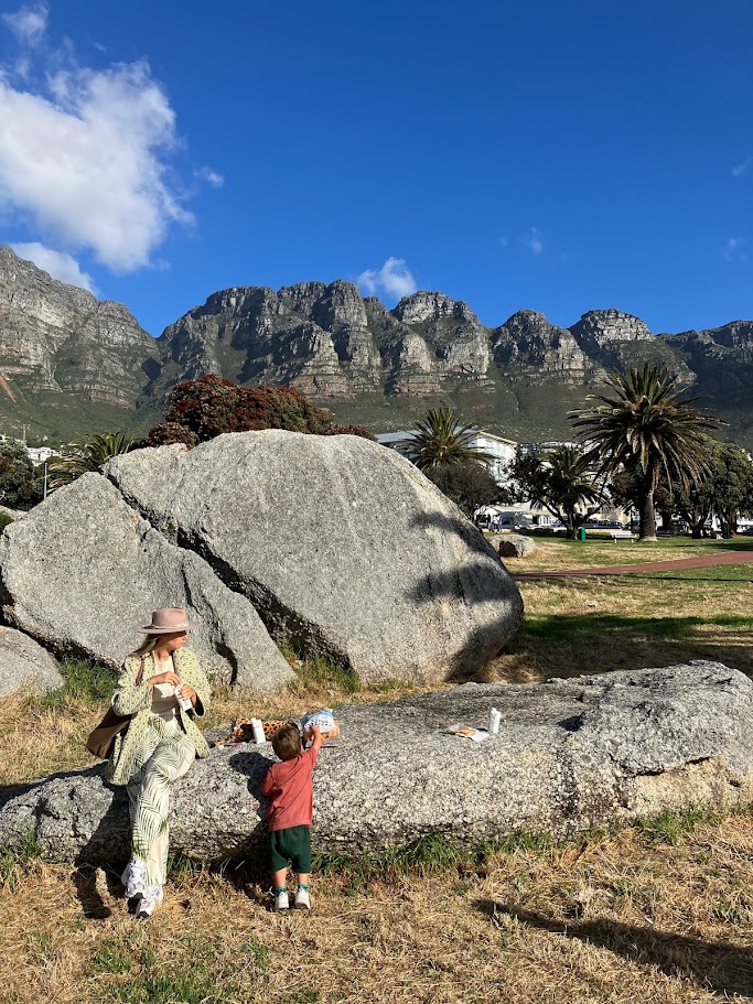 Roxanne van der Ven-Overdijk en Elliot Oliver van der Ven tijdens een picknick op de rotsen bij Camps Bay in Kaapstad