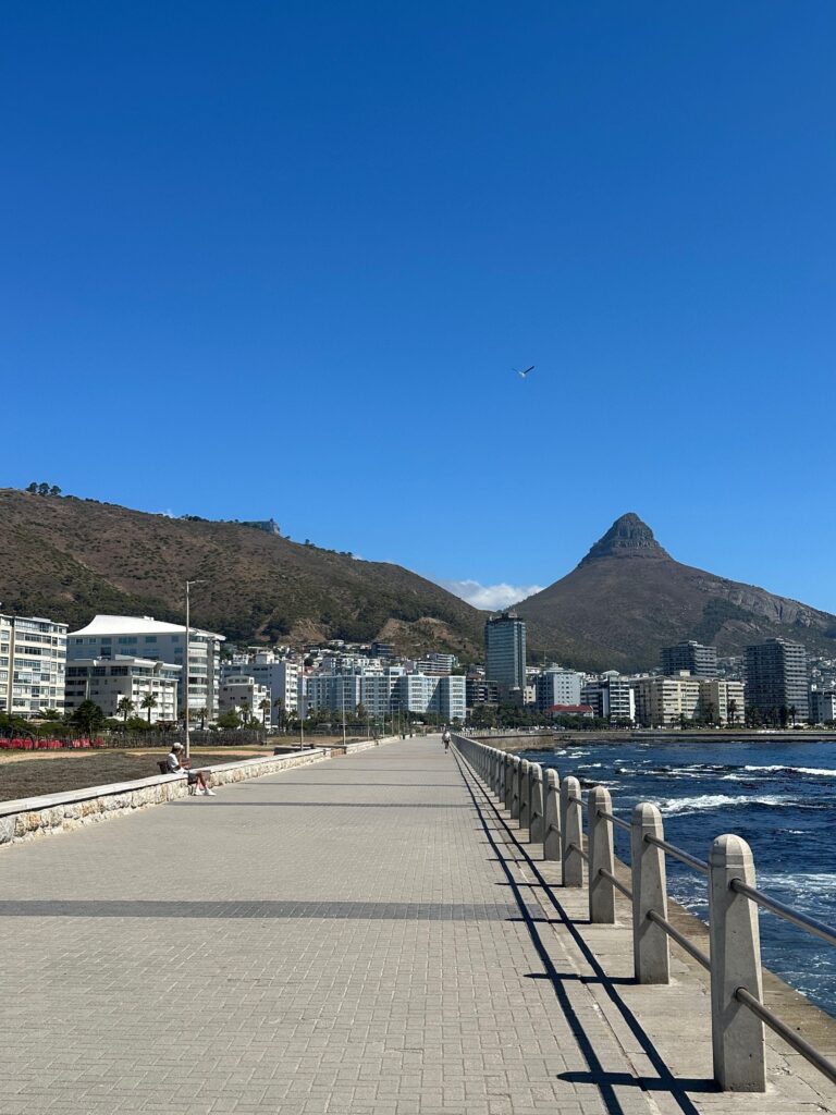 De Sea Point Promenade in Kaapstad met uitzicht over de Atlantische Oceaan, een van de mooiste plekken om te wandelen tijdens een vakantie in Zuid-Afrika.