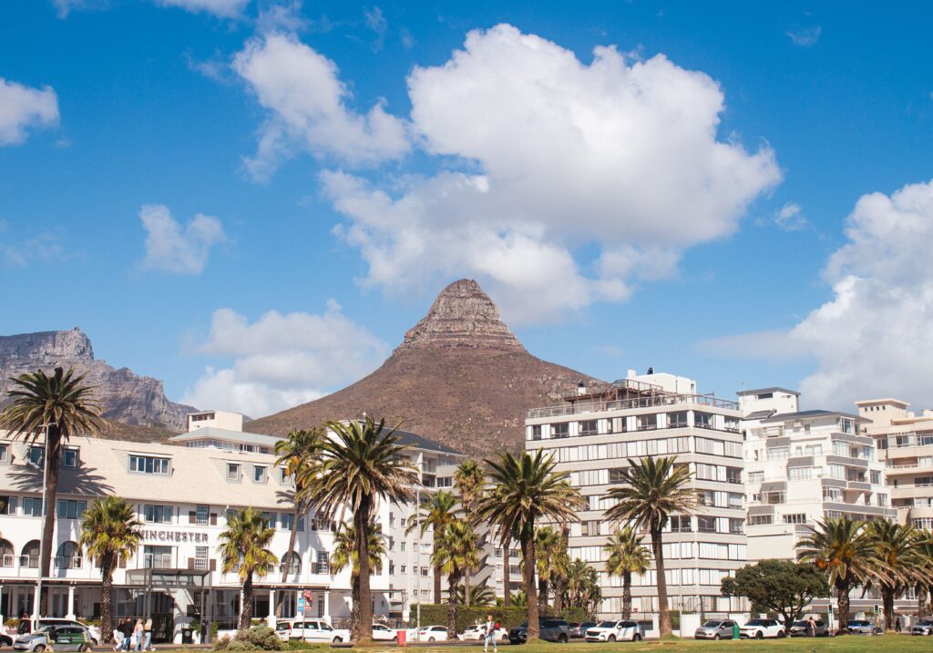 Sea Point Promenade in Kaapstad met uitzicht op Lion's Head, een van de populairste en veiligste wijken om te overnachten.