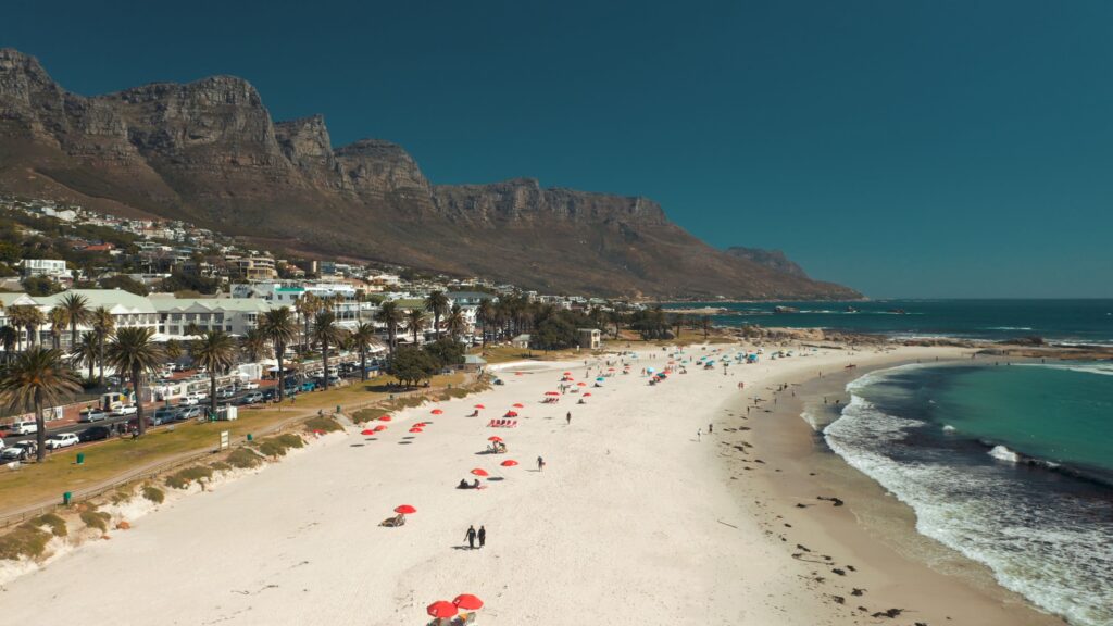 Strand van Camps Bay met de wijk en de Twaalf Apostelen op de achtergrond in Kaapstad
