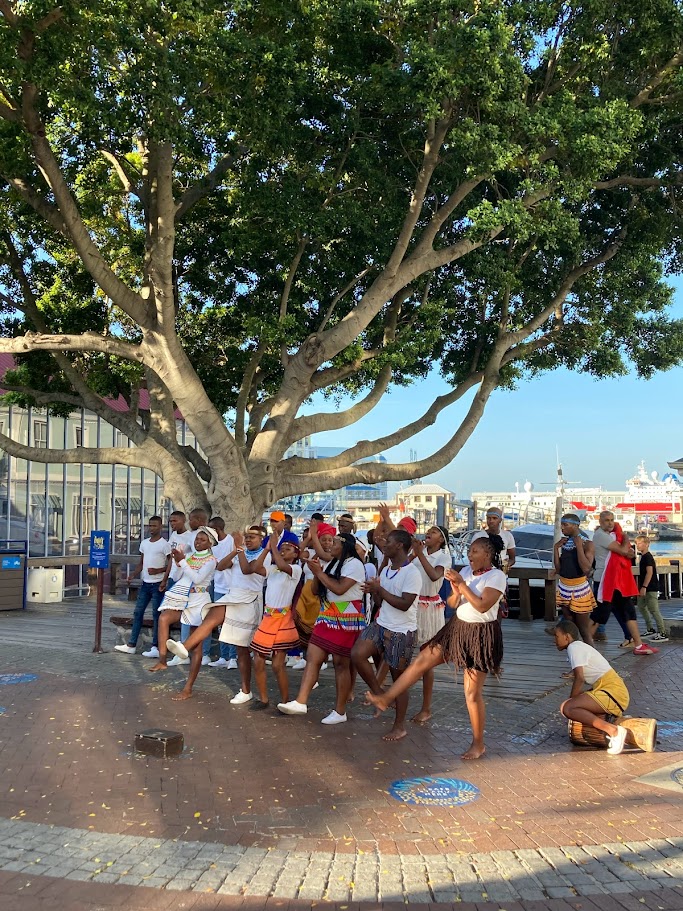 Traditionele Zuid-Afrikaanse dansers treden op bij de V&A Waterfront in Kaapstad.