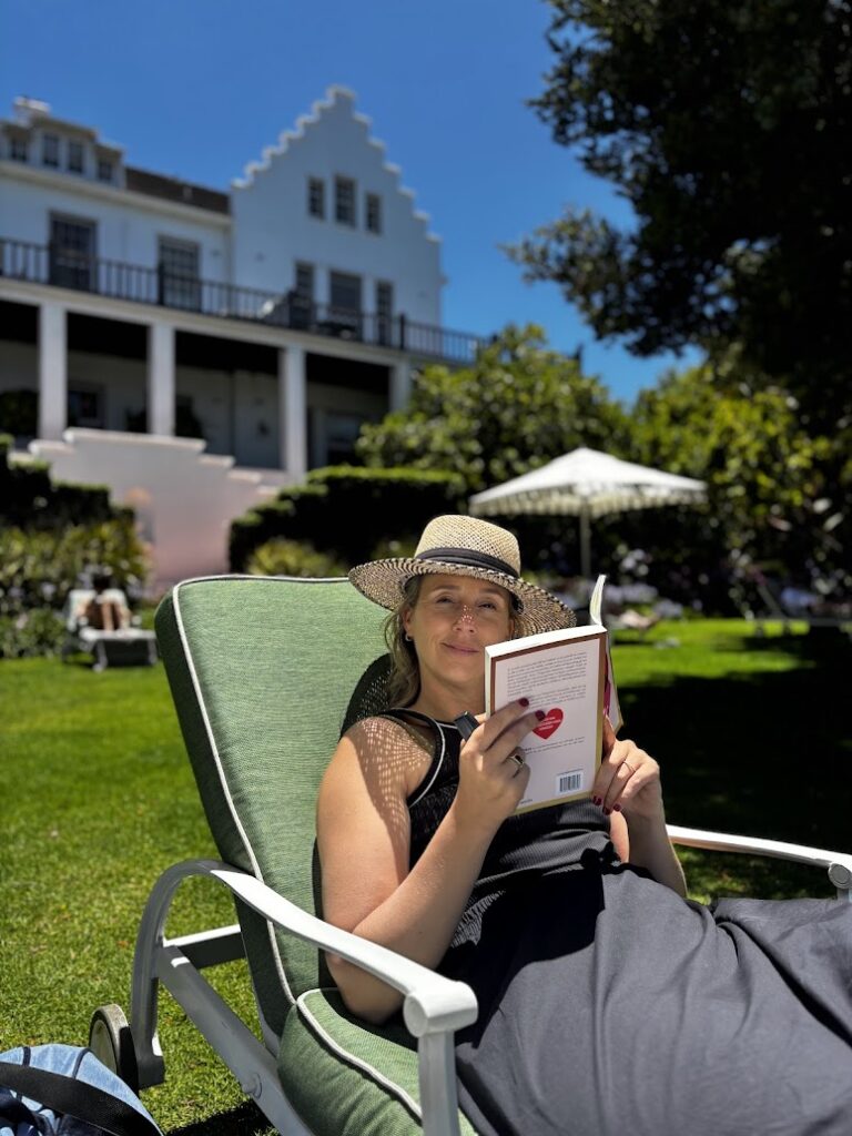 Roxanne ontspant in de bekroonde tuin van The Cellars-Hohenort Hotel in Constantia, Kaapstad.