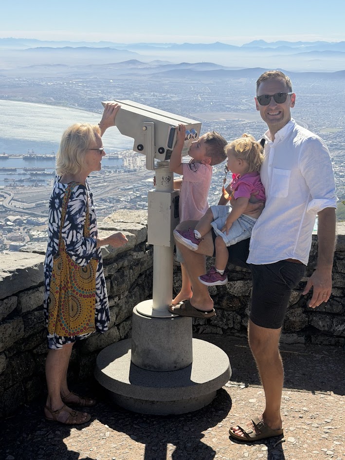 Gezin geniet van het uitzicht vanaf de Tafelberg over Kaapstad, vlak bij de wijk Gardens.