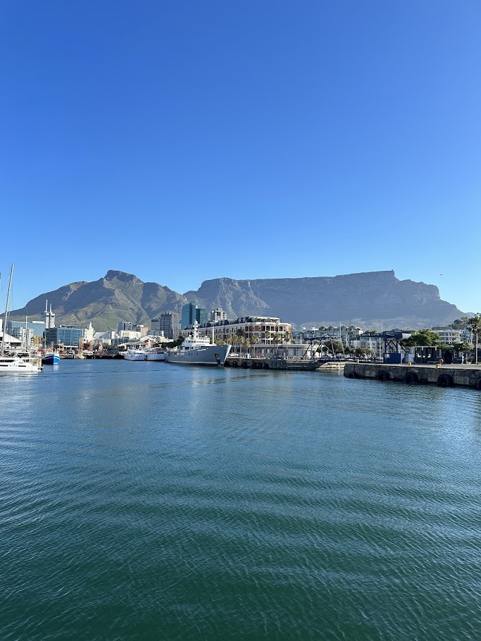 Uitzicht over de V&A Waterfront met de Tafelberg op de achtergrond in Kaapstad.