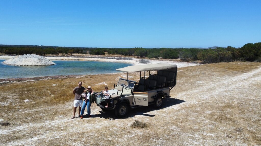 Gezin start safari bij Kaapstad in open voertuig bij Rooikat Safari Collection