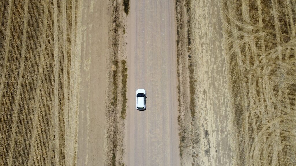 Dronefoto van een auto tijdens een self drive door Zuid-Afrika
