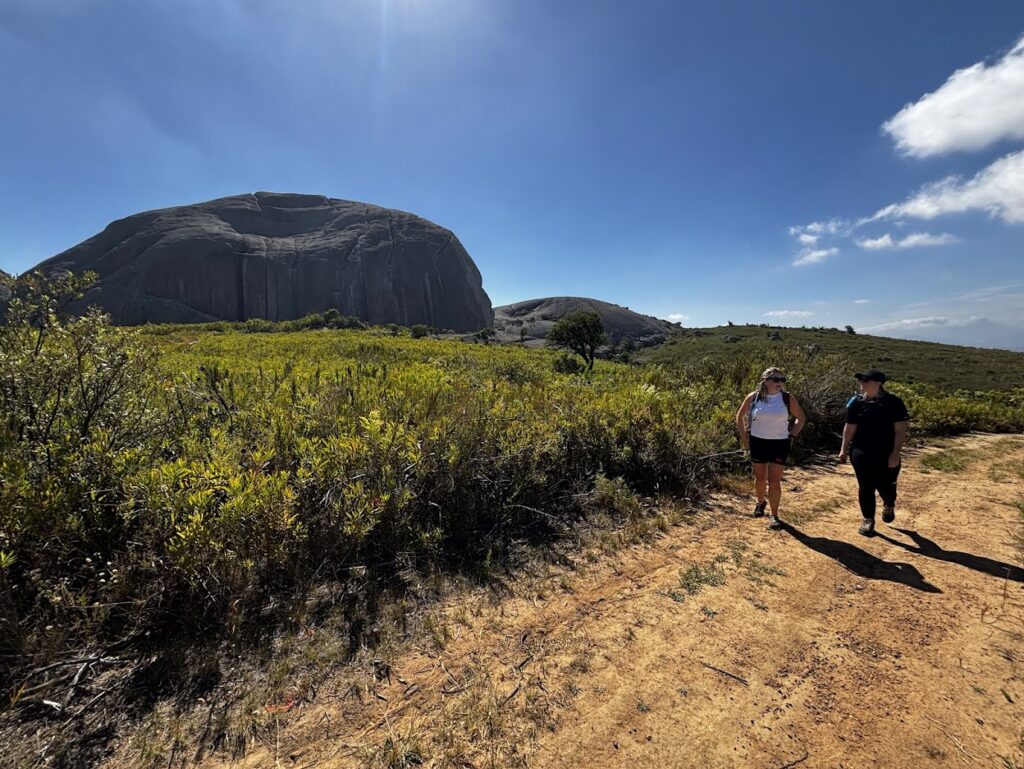 Wandelen Kaapstad op een bergpad met uitzicht op de Paarl Rock