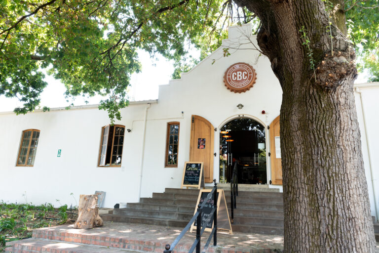 Ambachtelijke bierbrouwerij met roestvrijstalen ketels op de Spice Route