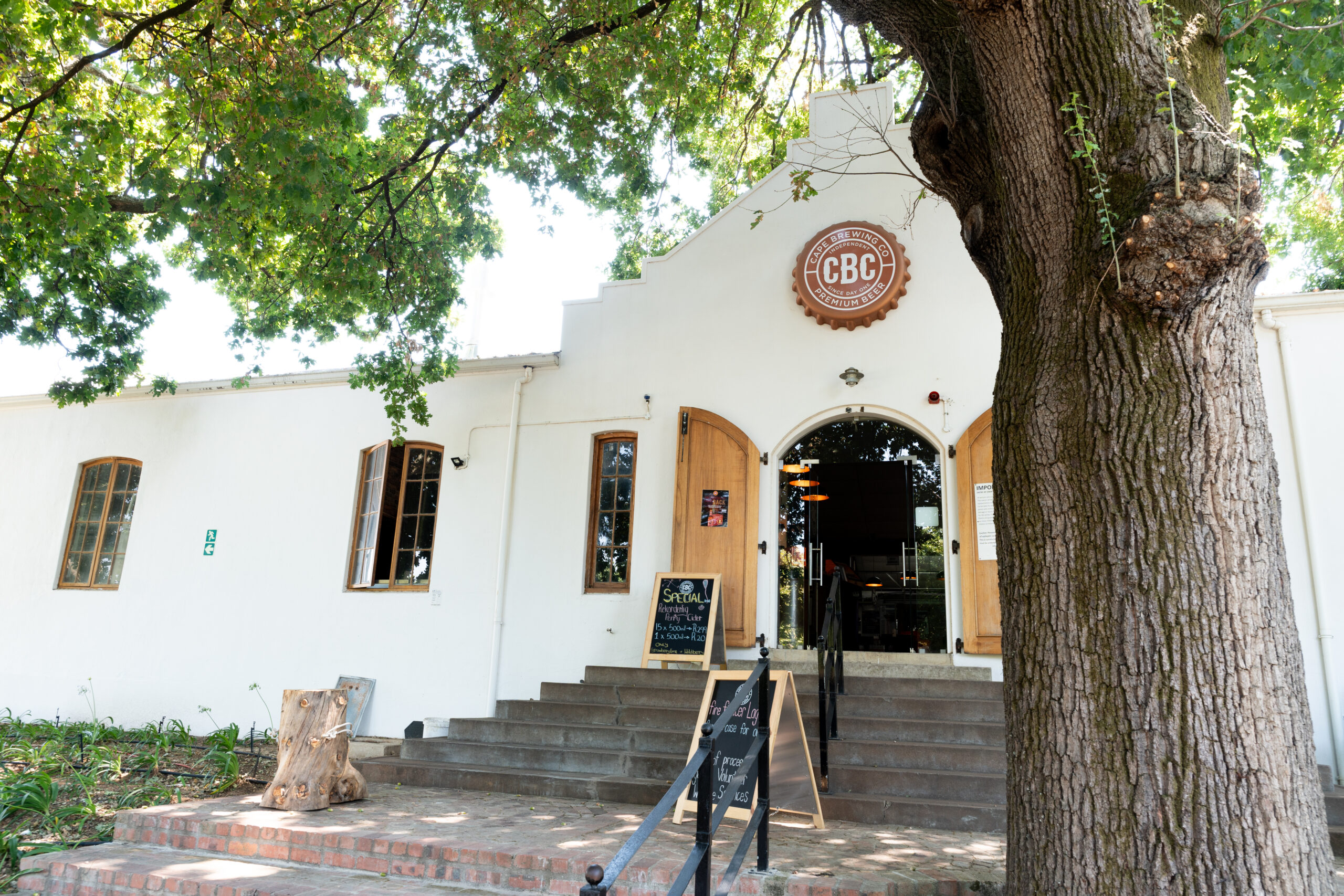 Ambachtelijke bierbrouwerij met roestvrijstalen ketels op de Spice Route