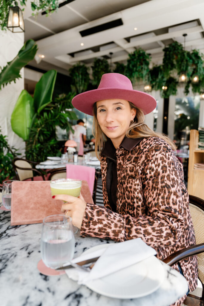 Roxanne geniet van een drankje bij een populaire hotspot in Kaapstad, Zuid-Afrika.