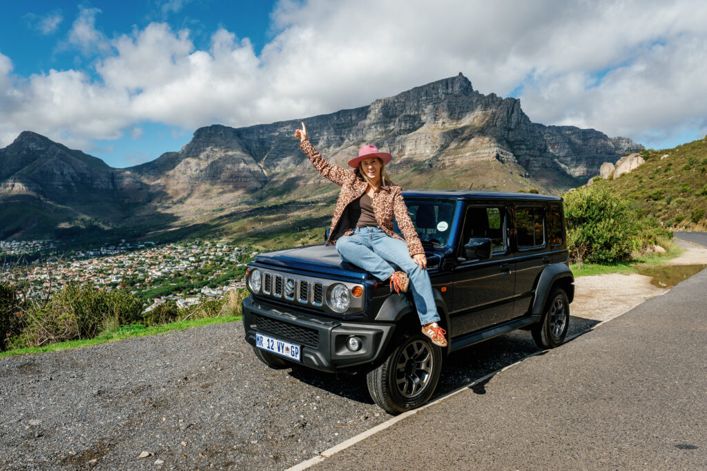 Roxanne van Op Reis in Zuid-Afrika bij huurauto aan de Tafelberg in Kaapstad