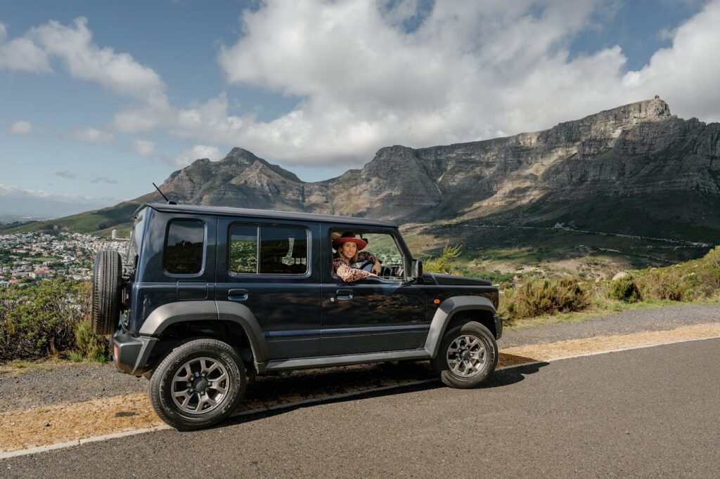 Roxanne van der Ven-Overdijk in een huurauto met uitzicht op de Tafelberg in Kaapstad, Zuid-Afrika.