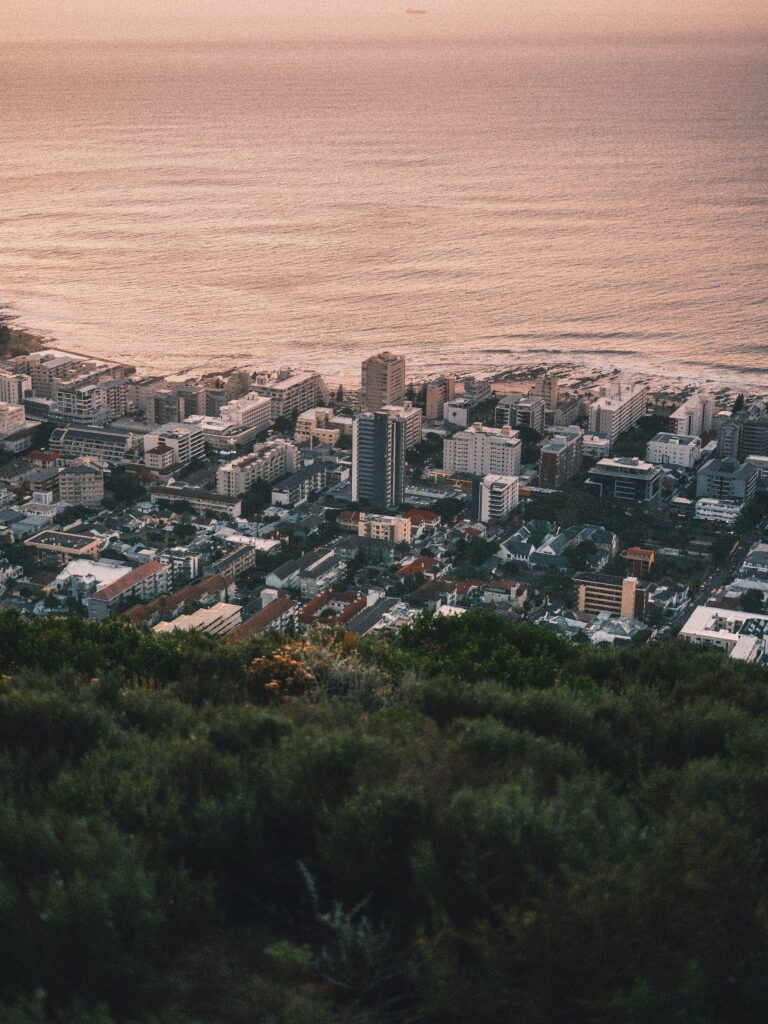 Uitzicht vanaf Lion's Head over Sea Point en de Atlantische Oceaan tijdens zonsondergang in Kaapstad.