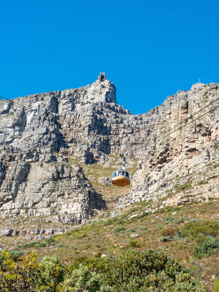 De Tafelberg kabelbaan boven Gardens en Tamboerskloof in Kaapstad, een van de populairste bezienswaardigheden van Zuid-Afrika.