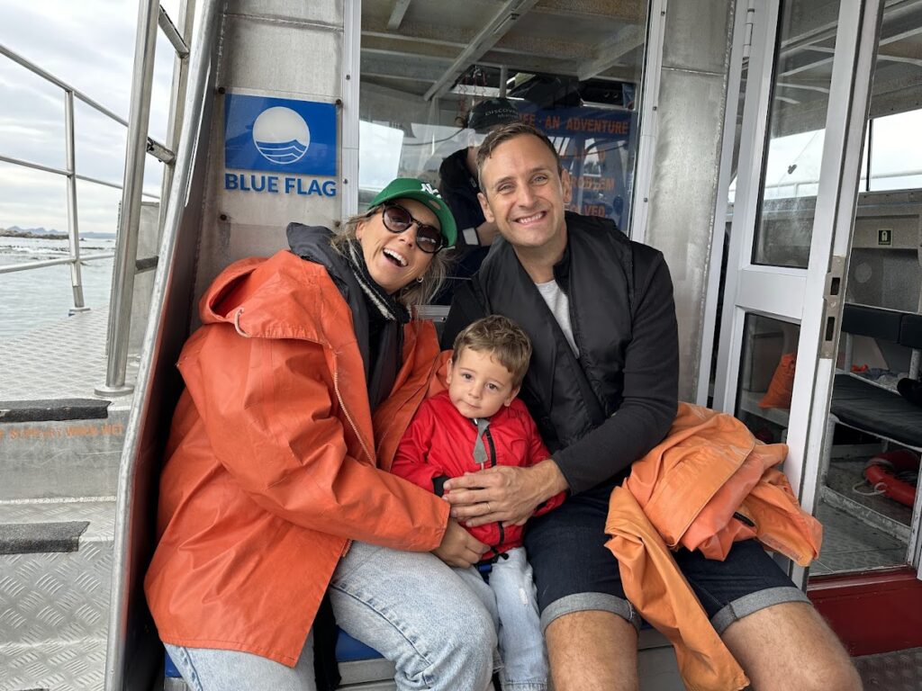 Roxanne aan boord tijdens een walvisboottocht in Hermanus in Zuid-Afrika.